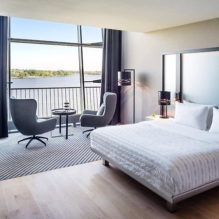 Le Meridien Hamburg-Harburg Exteriör bild A guest room at the Westin Riverfront