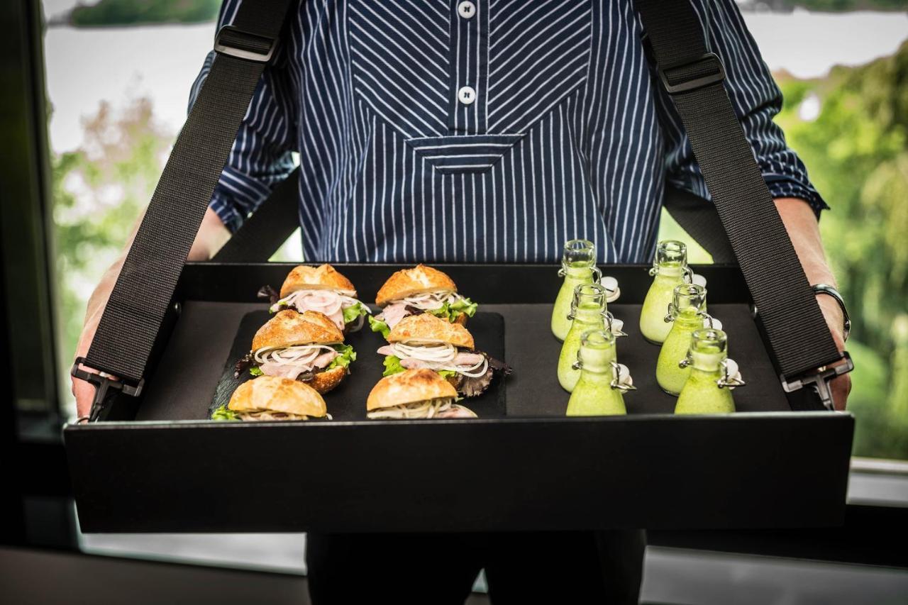 Le Meridien Hamburg-Harburg Exteriör bild A waiter holding a tray of food