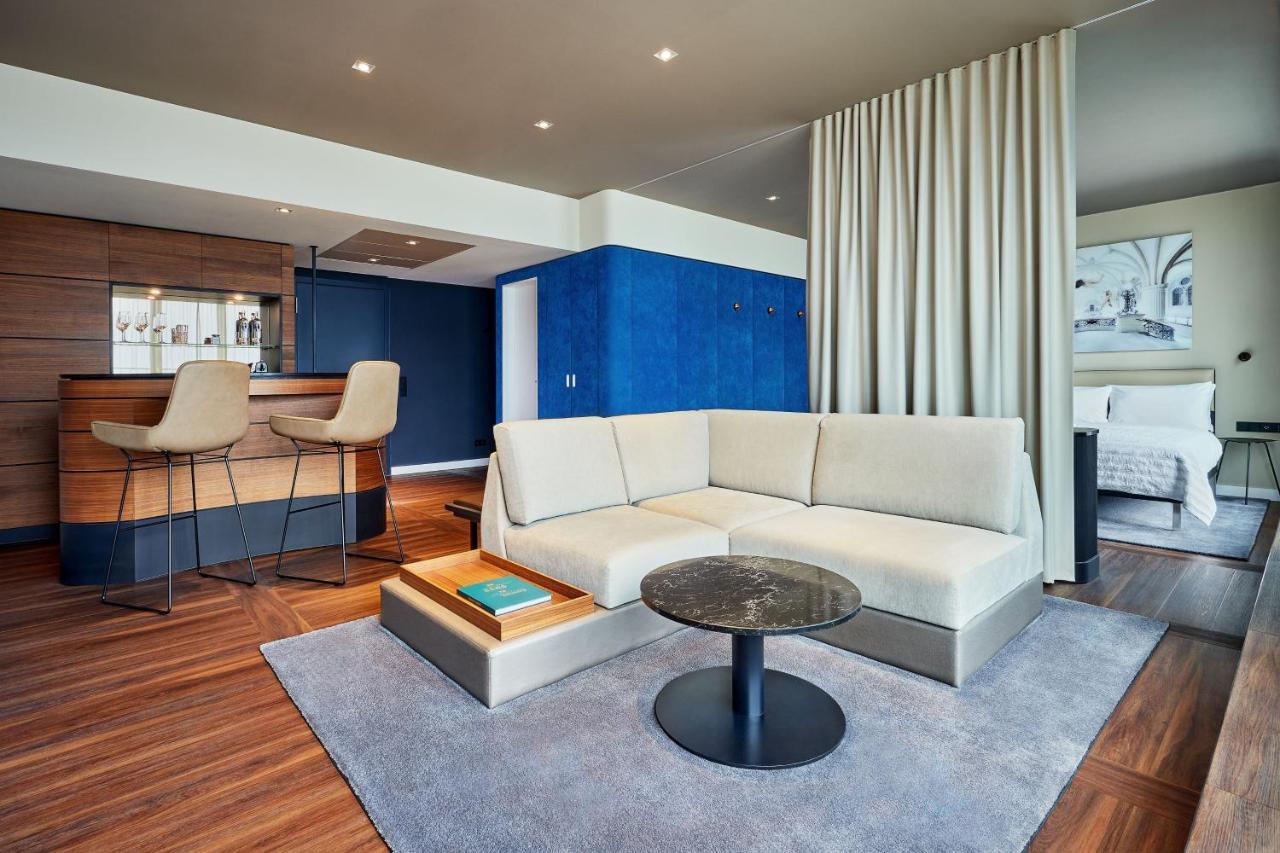 Le Meridien Hamburg-Harburg Exteriör bild The interior of a suite