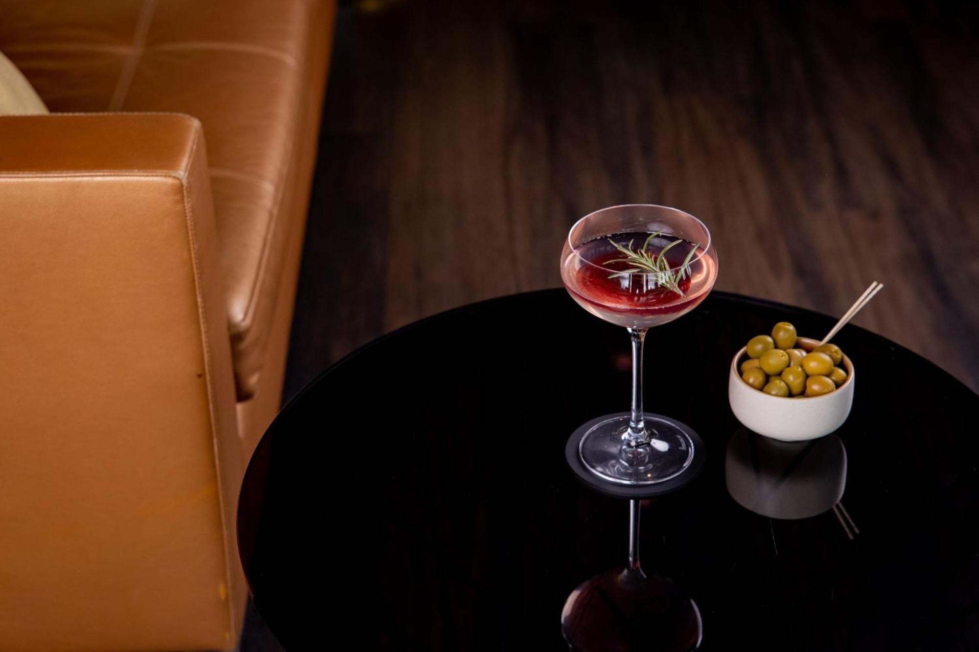 Le Meridien Hamburg-Harburg Exteriör bild A Vesper cocktail
