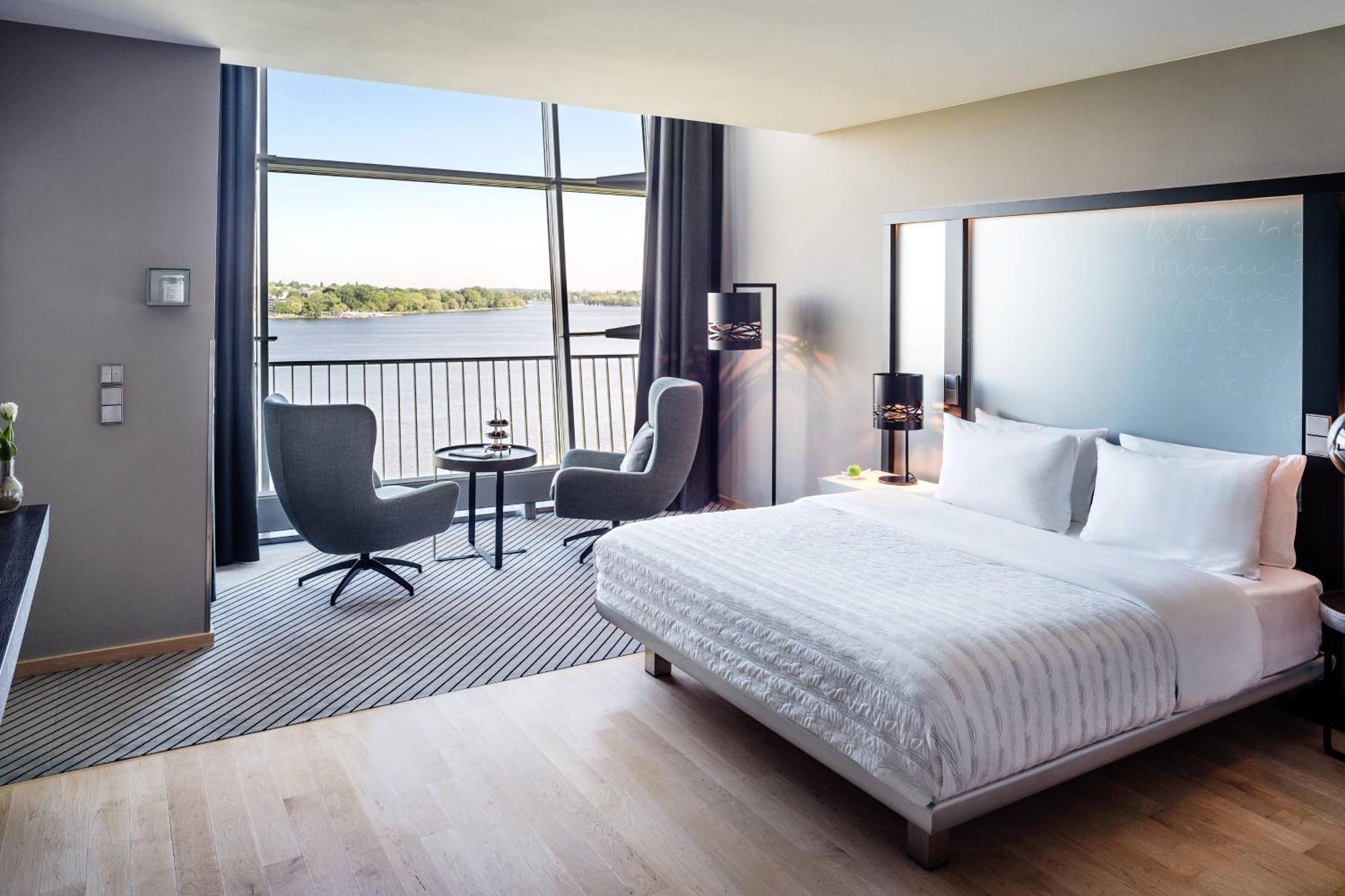 Le Meridien Hamburg-Harburg Exteriör bild A guest room at the Westin Riverfront