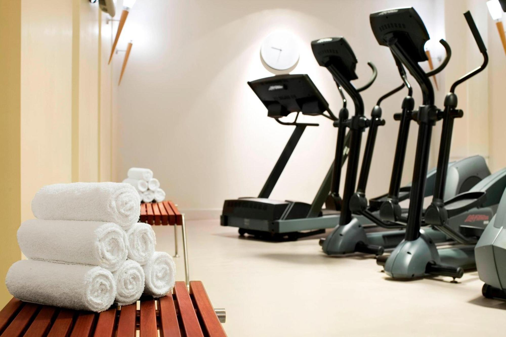 Le Meridien Hamburg-Harburg Exteriör bild Elliptical cross trainer